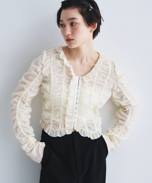 CODE A（コードエー）の「dobby ruffle blouse（シャツ/ブラウス・レディース・ブラック/ホワイト/アイボリー・00）」の2枚目の写真