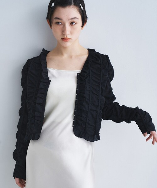 CODE A（コードエー）の「dobby ruffle blouse（シャツ/ブラウス・レディース・ブラック/ホワイト/アイボリー・00）」の3枚目の写真