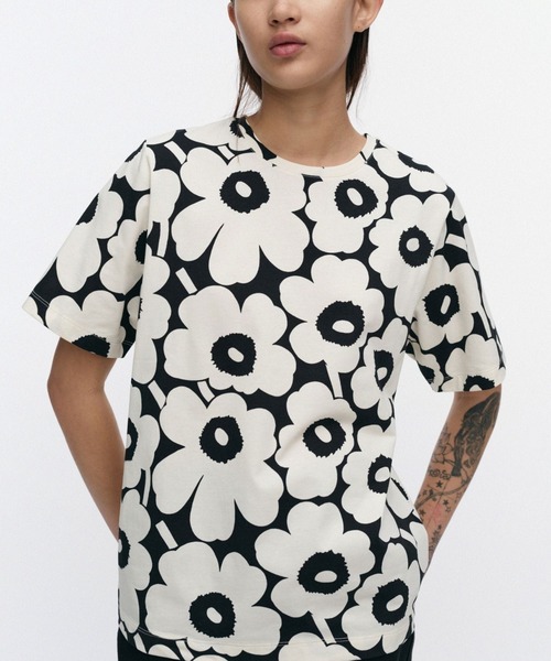 marimekko(マリメッコ)の「Tunnit Unikko / T-shirt(Tシャツ/カットソー・レディース・ブラック・LARGE/MEDIUM/SMALL/X-SMALL)」の4枚目の写真