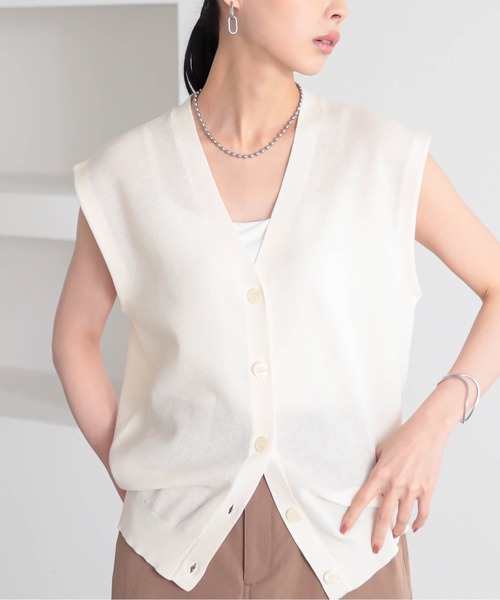 for/c（フォーシー）の「ニットVネックジレ【サスティナブル】（ベスト・レディース・ブラウン/アイボリー/ブラック・M/L）」の4枚目の写真