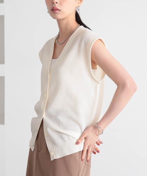 for/c（フォーシー）の「ニットVネックジレ【サスティナブル】（ベスト・レディース・ブラウン/アイボリー/ブラック・M/L）」の8枚目の写真