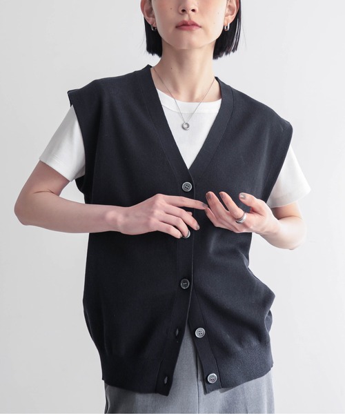 for/c（フォーシー）の「ニットVネックジレ【サスティナブル】（ベスト・レディース・ブラウン/アイボリー/ブラック・M/L）」の19枚目の写真