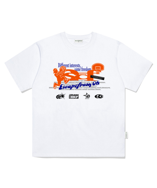 ESCAPEFROM(エスケープフロム)の「ベスキットボールプレイヤー ESCFロゴコラージュプリントオーバーサイズ半袖Tシャツホワイト(Tシャツ/カットソー・レディース・その他・SMALL/MEDIUM/LARGE)」の1枚目の写真