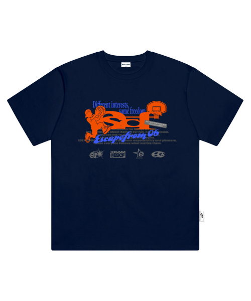 ESCAPEFROM(エスケープフロム)の「ベスキットボールプレイヤー ESCFロゴコラージュプリントオーバーサイズ半袖Tシャツホワイト(Tシャツ/カットソー・レディース・その他・SMALL/MEDIUM/LARGE)」の3枚目の写真