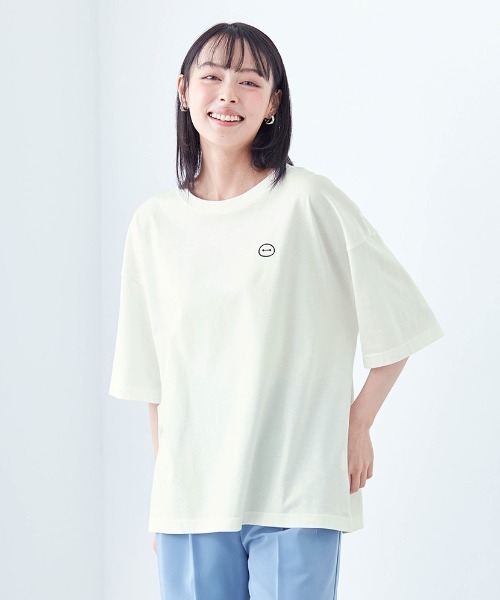 Disney(ディズニー)の「刺繍エディトリアルTシャツ(Tシャツ/カットソー・レディース・ホワイト系その他2/ブラック系その他/ブルー系その他/ホワイト系その他/レッド系その他・L~LL/S-M)」の2枚目の写真