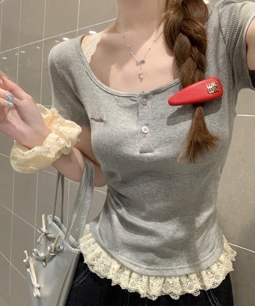 LUCPY(ラクピー)の「レースレイヤードリブトップス ボタンデザイン半袖T(Tシャツ/カットソー・レディース・グレー・X-LARGE/LARGE/MEDIUM/SMALL)」の3枚目の写真