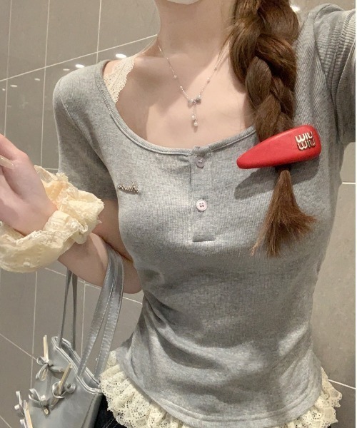 LUCPY(ラクピー)の「レースレイヤードリブトップス ボタンデザイン半袖T(Tシャツ/カットソー・レディース・グレー・X-LARGE/LARGE/MEDIUM/SMALL)」の2枚目の写真