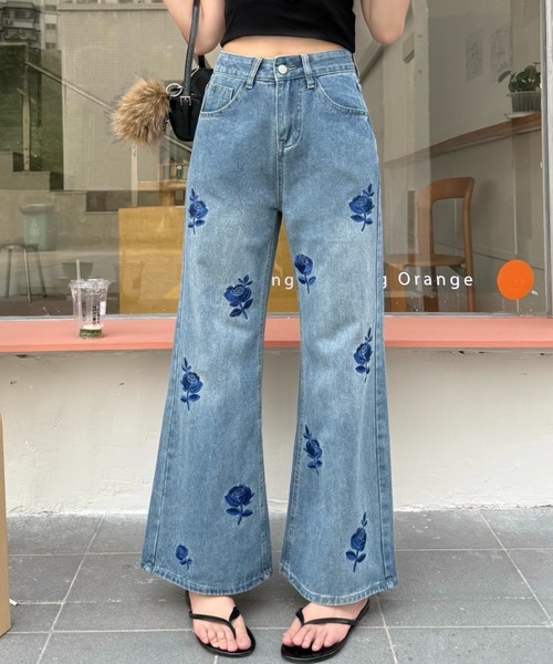 AMAJI(アマジ)の「ローズ刺繍 デニムパンツ ワイドストレート(デニムパンツ・レディース・ブルー・SMALL/MEDIUM/LARGE/X-LARGE)」の2枚目の写真