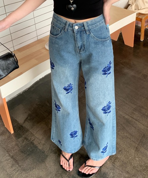 AMAJI(アマジ)の「ローズ刺繍 デニムパンツ ワイドストレート(デニムパンツ・レディース・ブルー・SMALL/MEDIUM/LARGE/X-LARGE)」の3枚目の写真