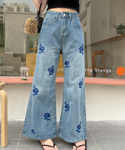 AMAJI(アマジ)の「ローズ刺繍 デニムパンツ ワイドストレート(デニムパンツ・レディース・ブルー・SMALL/MEDIUM/LARGE/X-LARGE)」の4枚目の写真