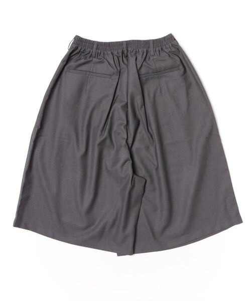 Chikashitsu +(チカシツプラス)の「【Chikashitsu +】wide two pleats bermuda shorts (2color) / 【チカシツプラス】ツータックワイドスラックスバミューダパンツ(スラックス・メンズ・ブラック/チャコール・ONE SIZE)」の13枚目の写真