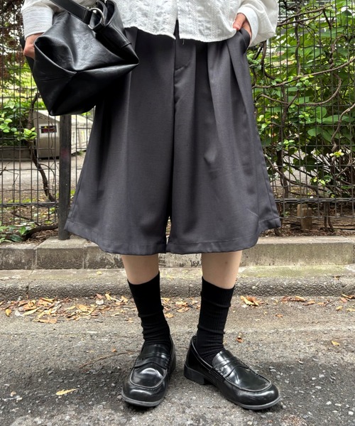Chikashitsu +(チカシツプラス)の「【Chikashitsu +】wide two pleats bermuda shorts (2color) / 【チカシツプラス】ツータックワイドスラックスバミューダパンツ(スラックス・メンズ・ブラック/チャコール・ONE SIZE)」の1枚目の写真