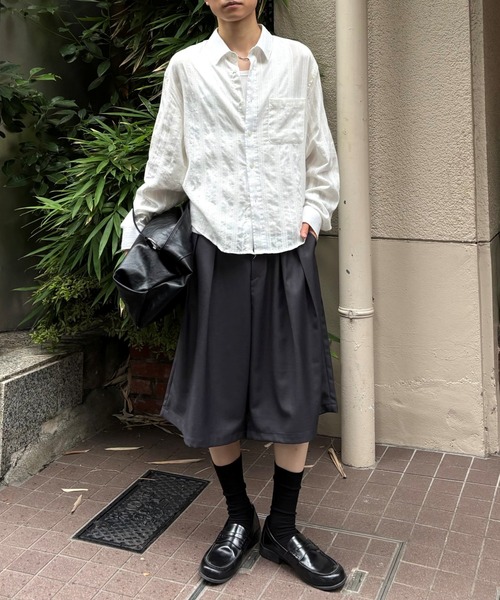 Chikashitsu +(チカシツプラス)の「【Chikashitsu +】wide two pleats bermuda shorts (2color) / 【チカシツプラス】ツータックワイドスラックスバミューダパンツ(スラックス・メンズ・ブラック/チャコール・ONE SIZE)」の3枚目の写真
