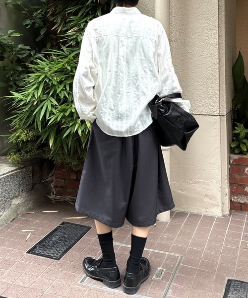 Chikashitsu +(チカシツプラス)の「【Chikashitsu +】wide two pleats bermuda shorts (2color) / 【チカシツプラス】ツータックワイドスラックスバミューダパンツ(スラックス・メンズ・ブラック/チャコール・ONE SIZE)」の6枚目の写真
