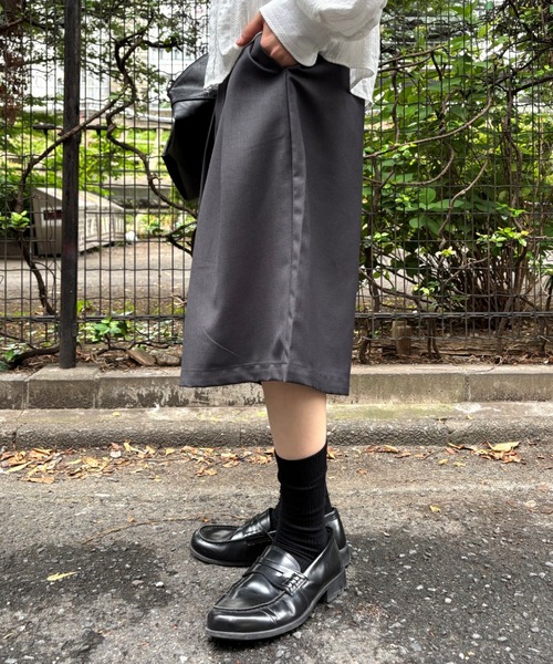 Chikashitsu +(チカシツプラス)の「【Chikashitsu +】wide two pleats bermuda shorts (2color) / 【チカシツプラス】ツータックワイドスラックスバミューダパンツ(スラックス・メンズ・ブラック/チャコール・ONE SIZE)」の10枚目の写真