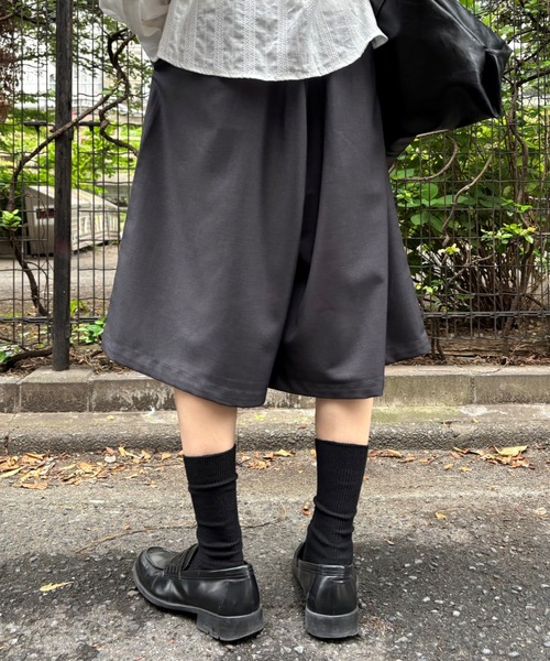 Chikashitsu +(チカシツプラス)の「【Chikashitsu +】wide two pleats bermuda shorts (2color) / 【チカシツプラス】ツータックワイドスラックスバミューダパンツ(スラックス・メンズ・ブラック/チャコール・ONE SIZE)」の11枚目の写真