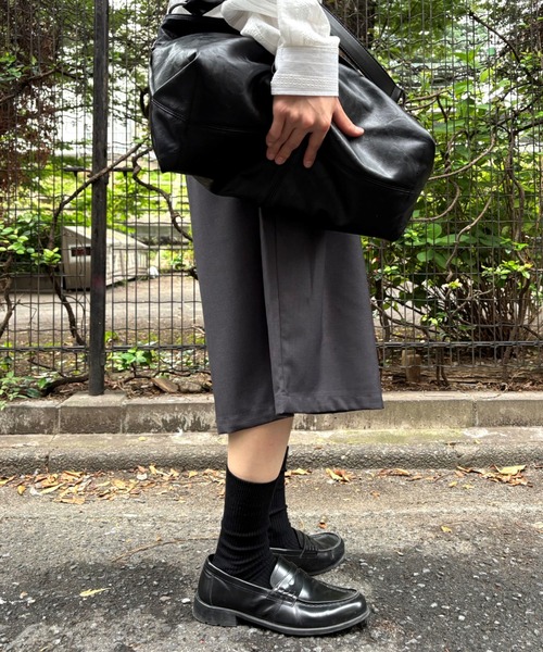 Chikashitsu +(チカシツプラス)の「【Chikashitsu +】wide two pleats bermuda shorts (2color) / 【チカシツプラス】ツータックワイドスラックスバミューダパンツ(スラックス・メンズ・ブラック/チャコール・ONE SIZE)」の9枚目の写真