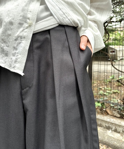 Chikashitsu +(チカシツプラス)の「【Chikashitsu +】wide two pleats bermuda shorts (2color) / 【チカシツプラス】ツータックワイドスラックスバミューダパンツ(スラックス・メンズ・ブラック/チャコール・ONE SIZE)」の12枚目の写真
