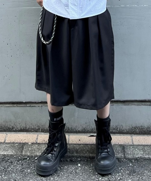 Chikashitsu +(チカシツプラス)の「【Chikashitsu +】wide two pleats bermuda shorts (2color) / 【チカシツプラス】ツータックワイドスラックスバミューダパンツ<着用動画あり>(スラックス・メンズ・ブラック/チャコール・ONE SIZE)」の18枚目の写真
