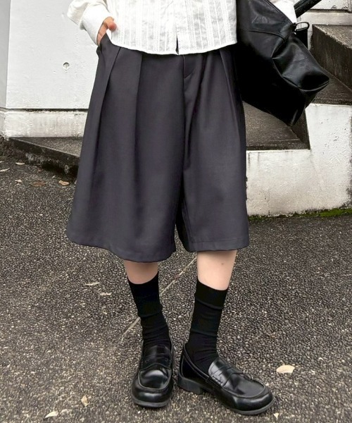 Chikashitsu +(チカシツプラス)の「【Chikashitsu +】wide two pleats bermuda shorts (2color) / 【チカシツプラス】ツータックワイドスラックスバミューダパンツ<着用動画あり>(スラックス・メンズ・ブラック/チャコール・ONE SIZE)」の3枚目の写真