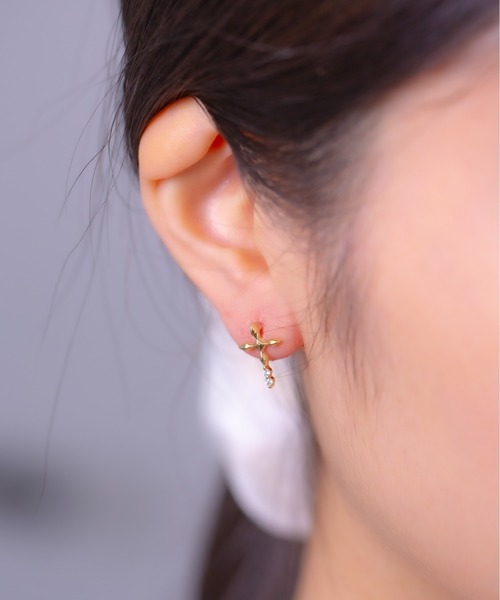 Peony(ピオニー)の「【Peony/ピオニー】十字架モチーフ ストーンミックスピアス(ピアス(両耳用)・レディース・ゴールド・FREE)」の6枚目の写真