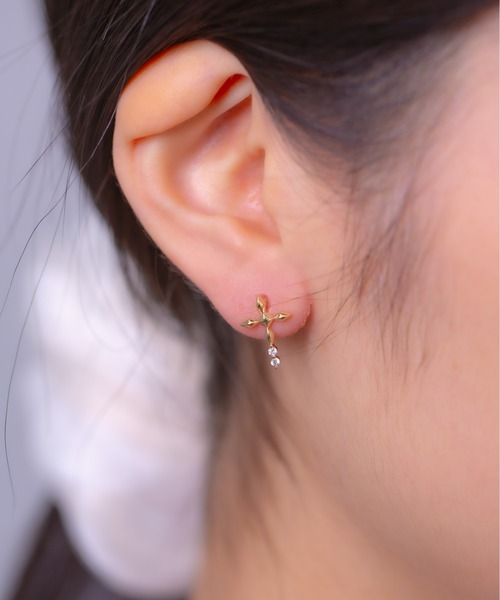 Peony(ピオニー)の「【Peony/ピオニー】十字架モチーフ ストーンミックスピアス(ピアス(両耳用)・レディース・ゴールド・FREE)」の7枚目の写真