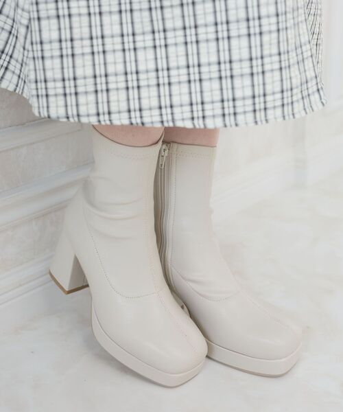 MAJESTIC LEGON(マジェスティックレゴン)の「フカフカチャンキーヒールストレッチブーツ(ブーツ・レディース・アイボリー/ブラック・LARGE/SMALL/X-LARGE/MEDIUM)」の9枚目の写真