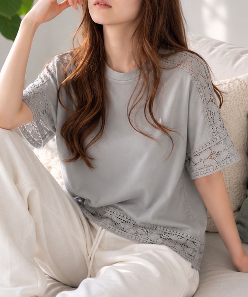 Amulet（アミュレット）の「レース袖が上品な抜け感を演出する一枚 レーススリーブリラックスTシャツ（Tシャツ/カットソー・レディース・グレー/ブラック・FREE）」の2枚目の写真