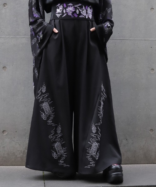 REZEN(リゼン)の「護符刺繍ワイドパンツ(その他パンツ・メンズ・ライトグレー/ローズ・MEDIUM/LARGE/SMALL)」の1枚目の写真