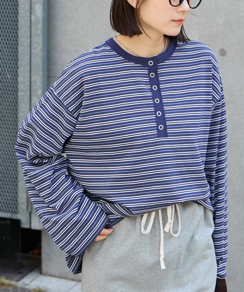 MONO-MART(モノマート)の「着こなし広がる|マルチボーダー ヘンリーネックプルオーバー(Tシャツ/カットソー・レディース・グレイッシュブルー/ネイビー/アイボリー/ブラウン/チャコール・L/M)」の4枚目の写真