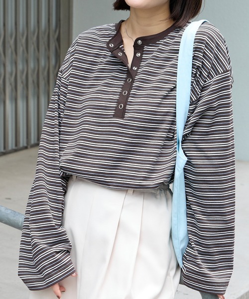 MONO-MART(モノマート)の「着こなし広がる|マルチボーダー ヘンリーネックプルオーバー(Tシャツ/カットソー・レディース・グレイッシュブルー/ネイビー/アイボリー/ブラウン/チャコール・L/M)」の3枚目の写真