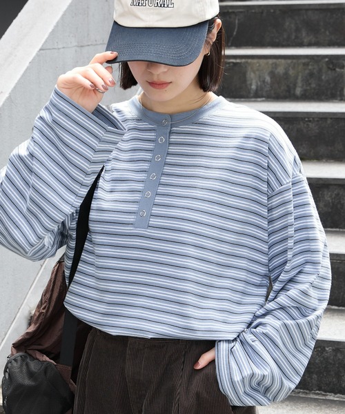 MONO-MART(モノマート)の「着こなし広がる|マルチボーダー ヘンリーネックプルオーバー(Tシャツ/カットソー・レディース・グレイッシュブルー/ネイビー/アイボリー/ブラウン/チャコール・L/M)」の5枚目の写真