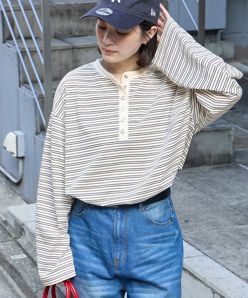 MONO-MART(モノマート)の「着こなし広がる|マルチボーダー ヘンリーネックプルオーバー(Tシャツ/カットソー・レディース・グレイッシュブルー/ネイビー/アイボリー/ブラウン/チャコール・L/M)」の9枚目の写真