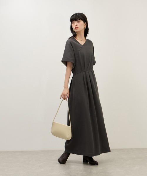 ADAM ET ROPE'(アダムエロペ)の「【WEB限定】アシンメトリータックワンピース(ワンピース・レディース・ブラック/ライトグレー/チャコールグレー・FREE)」の6枚目の写真