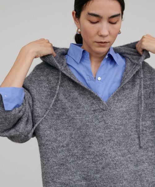LARUTA（ラルータ）の「【LARUTA】［WEB限定］モヘアフード付きスキッパープルオーバー（ニット/セーター・レディース・チャコールグレー/ブラウン/レッド・FREE）」の2枚目の写真