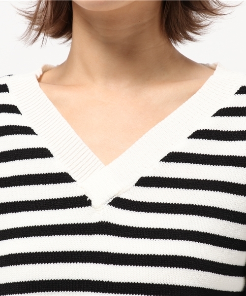 VENCEEXCHANGE(ヴァンスエクスチェンジ)の「ポリウーリーVネックニット (ニット/セーター・レディース・コーラル/ブラック/オフホワイト/ライトブラウン・MEDIUM)」の8枚目の写真