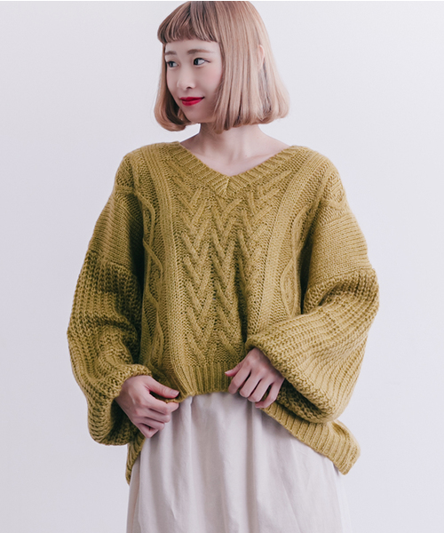 MERLOT（メルロー）の「Vネックケーブルニットセーター0063z（ニット/セーター・レディース・ブラック/パープル/レッド/アイボリー/マスタード・FREE）」の4枚目の写真