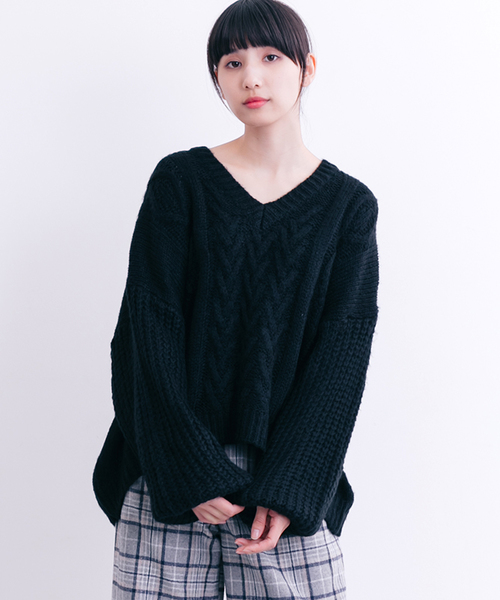 MERLOT（メルロー）の「Vネックケーブルニットセーター0063z（ニット/セーター・レディース・ブラック/パープル/レッド/アイボリー/マスタード・FREE）」の2枚目の写真