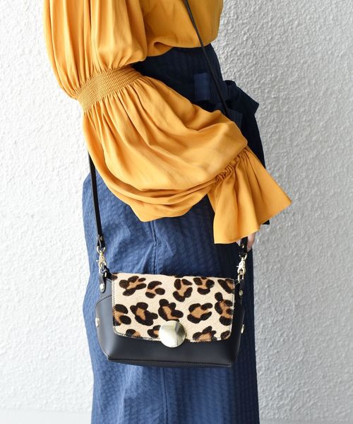 SHIPS（シップス）の「Carol J:ラウンドバックルコンビショルダー◇（ショルダーバッグ・レディース・ブラック/キャメル・ONE SIZE）」の2枚目の写真