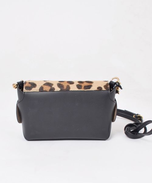 SHIPS（シップス）の「Carol J:ラウンドバックルコンビショルダー◇（ショルダーバッグ・レディース・ブラック/キャメル・ONE SIZE）」の3枚目の写真