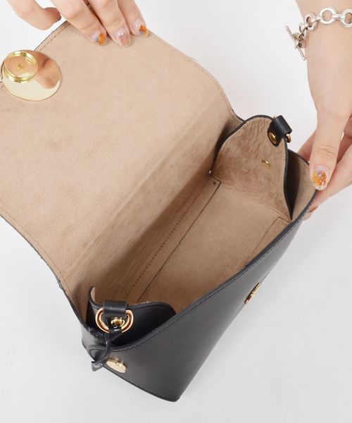 SHIPS（シップス）の「Carol J:ラウンドバックルコンビショルダー◇（ショルダーバッグ・レディース・ブラック/キャメル・ONE SIZE）」の6枚目の写真