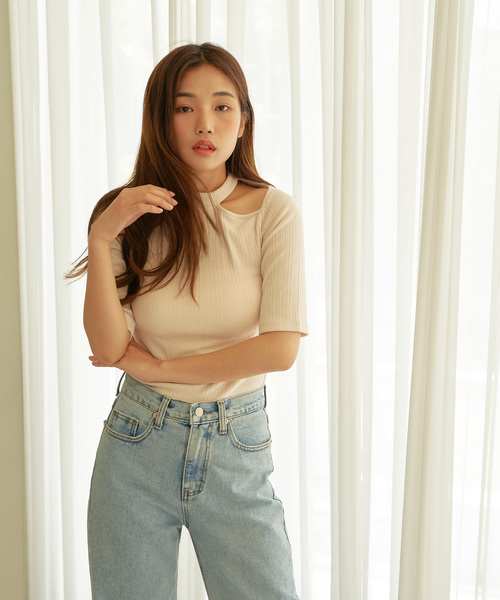Neuna(ヌナ)の「ショルダーカットハーフニットトップス/オフショルダー(Tシャツ/カットソー)」|ナチュラル