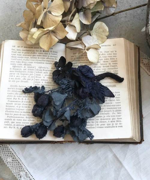 m.soeur（エムスール）の「アセビのリネンコサージュ＊（ブローチ/コサージュ・レディース・ブラック/ホワイト/グレー・FREE）」の2枚目の写真