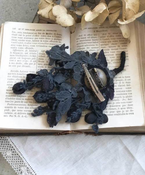 m.soeur（エムスール）の「アセビのリネンコサージュ＊（ブローチ/コサージュ・レディース・ブラック/ホワイト/グレー・FREE）」の4枚目の写真