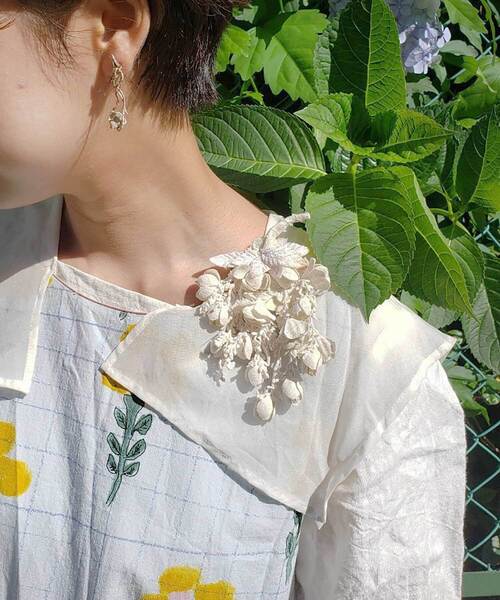 m.soeur（エムスール）の「アセビのリネンコサージュ＊（ブローチ/コサージュ・レディース・ブラック/ホワイト/グレー・FREE）」の8枚目の写真