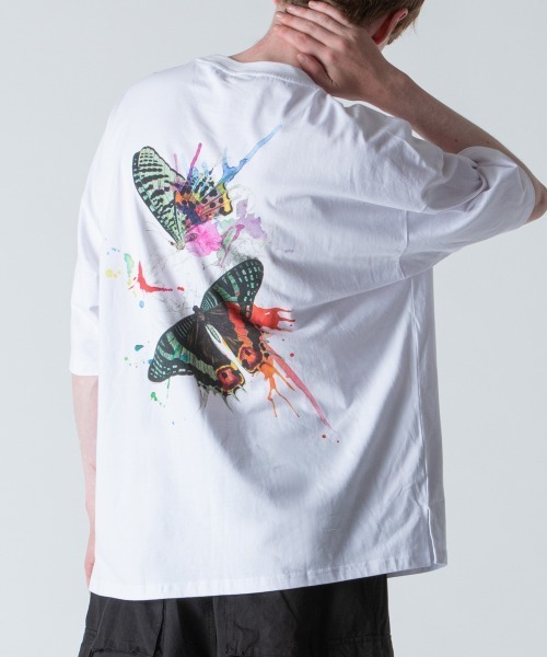 rehacer(レアセル)の「rehacer : Bloom Butterfly on Wide Cutsew /ブルームバタフライ オン ワイドカットソー(Tシャツ/カットソー・メンズ・ホワイト/ブラック/カーキ・SMALL/MEDIUM/LARGE/X-LARGE)」の2枚目の写真