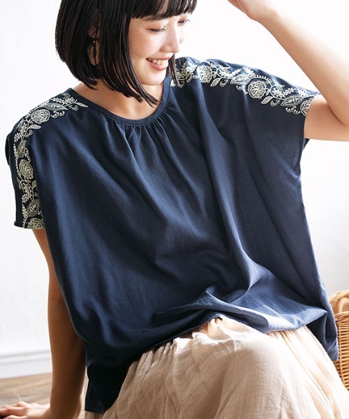 GeeRA(ジーラ)の「麻入りポンチョ風刺しゅうブラウス(シャツ/ブラウス・レディース・ネイビー/オフホワイト・XX-LARGE/LARGE/X-LARGE/MEDIUM)」の2枚目の写真