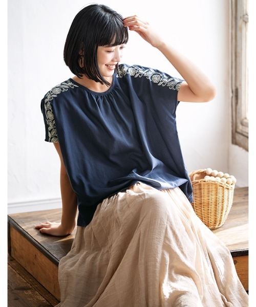 GeeRA(ジーラ)の「麻入りポンチョ風刺しゅうブラウス(シャツ/ブラウス・レディース・ネイビー/オフホワイト・XX-LARGE/LARGE/X-LARGE/MEDIUM)」の4枚目の写真