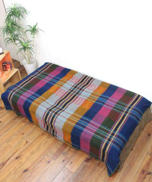 チャイハネ(チャイハネ)の「【チャイハネ】チェック柄アクリルマルチカバー(ブランケット・レディース・ネイビー/ピンク/オレンジ/ブルー/レッド/グリーン/パープル/ブラウン/カラフル・FREE)」の4枚目の写真