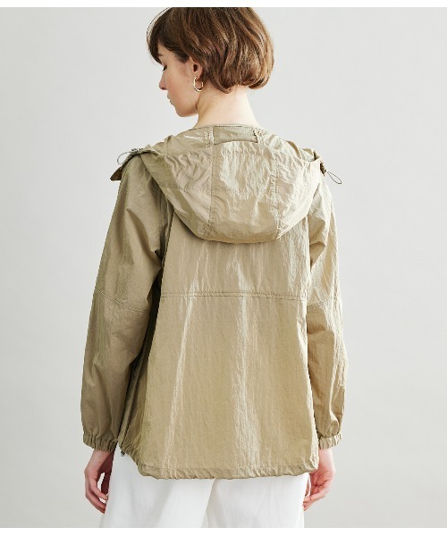 SIPULI（シプリ）の「Crushed Nylon Shell フーデッドブルゾン（ブルゾン・レディース・ライトグリーン/ベージュ・3/2）」の12枚目の写真